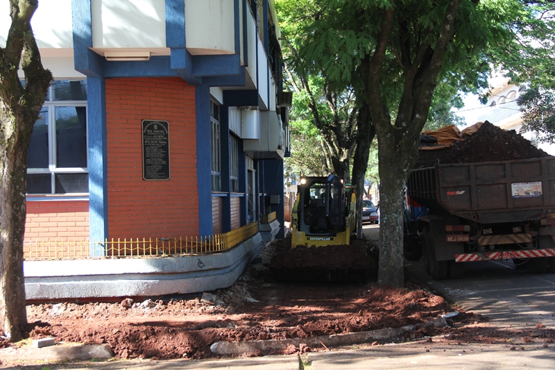 Prefeitura reforma calçadas do Paço Municipal